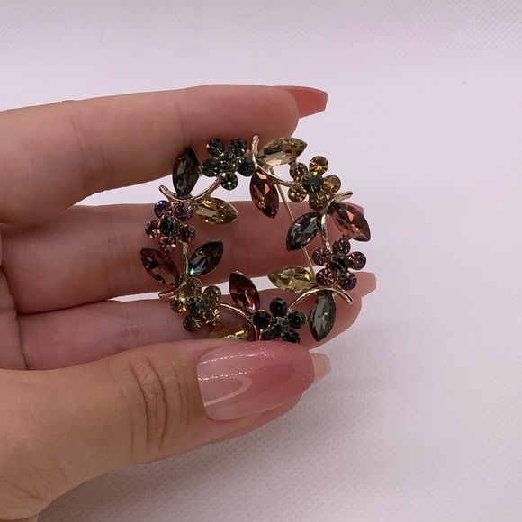 Elegant Brooch with different shiny cubic zirconia crystals - Picture 4 of 8
